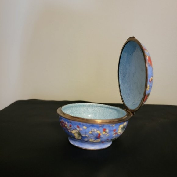 Vintage Butterfly Design Painted Enamel Trinket Box - Picture 3 of 12